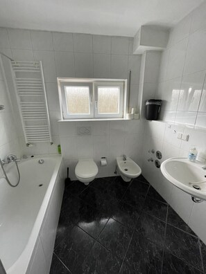 Condo, Private Bathroom (Zwei-Zimmer Wohnung) | Bathroom - Pension Seckbach (Frankfurt)