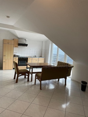 Basic Condo, Private Bathroom (Zwei-Zimmer Wohnung) | Private kitchen | Electric kettle - Pension Seckbach (Frankfurt)