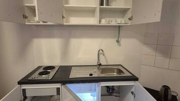 Classic Apartment, Private Bathroom, Garden View | Private kitchen | Electric kettle