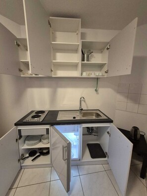 Classic Apartment, Private Bathroom, Garden View | Private kitchen | Electric kettle - Pension Seckbach (Frankfurt)