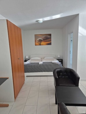 Deluxe Suite, Private Bathroom | Free WiFi, bed sheets - Pension Seckbach (Frankfurt)