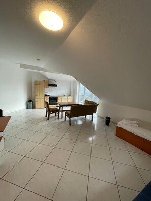 Basic Condo, Private Bathroom (Zwei-Zimmer Wohnung) | Private kitchen | Electric kettle - Pension Seckbach (Frankfurt)