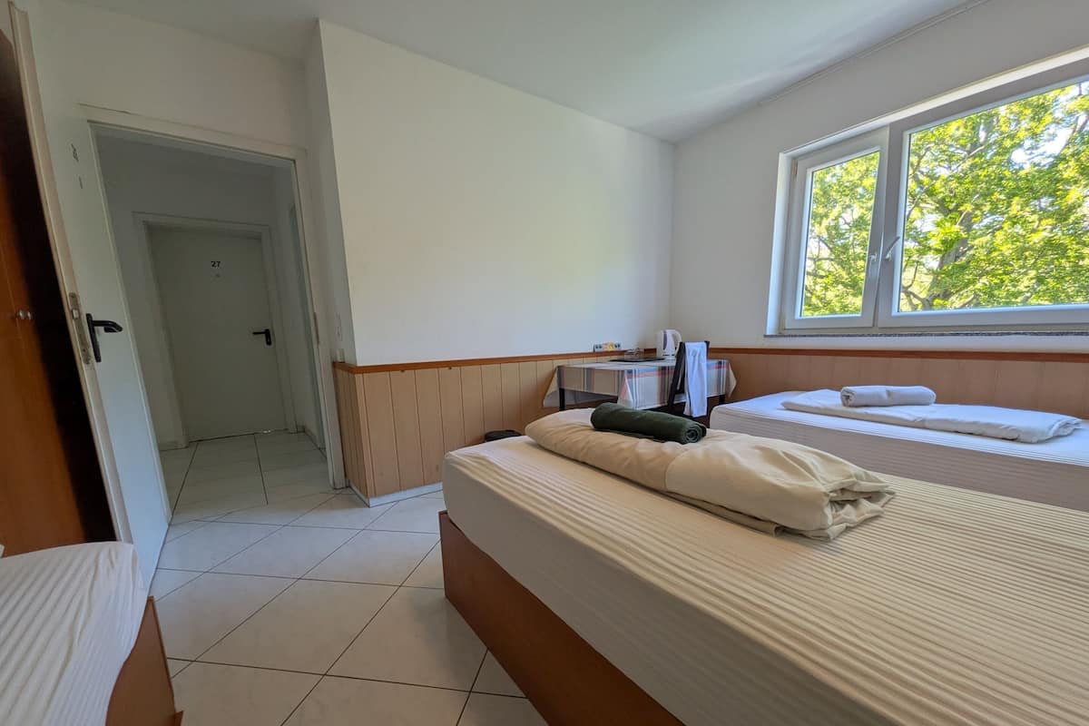 Habitación triple, baño compartido | Wifi gratis y ropa de cama