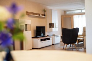 Tv, ett bordtennisbord och en stereo
