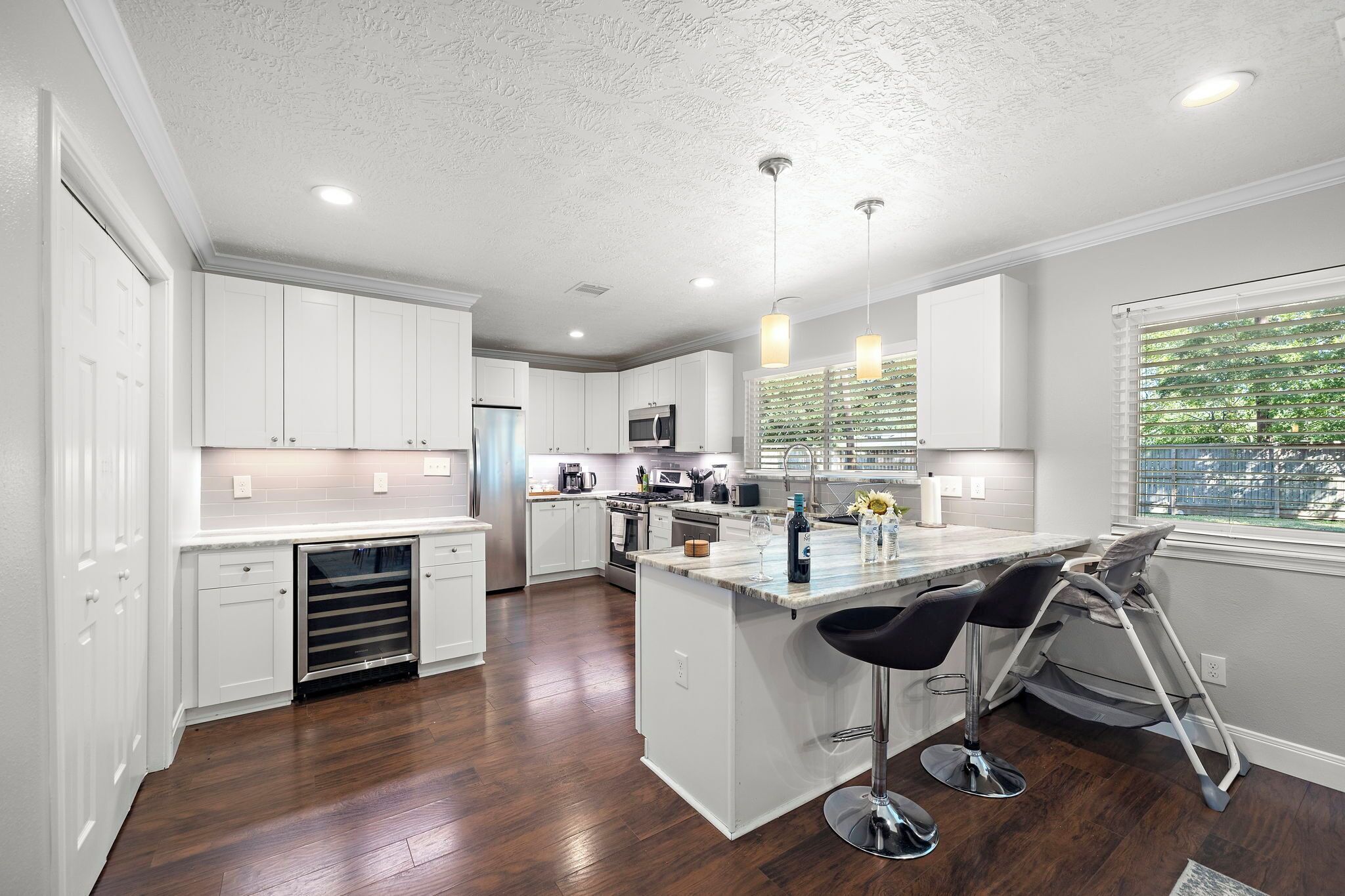 Jääkaappi, mikroaaltouuni, uuni, liesi