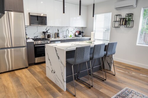 BEAUTIFUL NOHO 1-BEDROOM APARTMENT: NEWLY REMODELED w/ PARKING & EV CHARGER p70