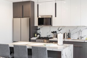 Jääkaappi, mikroaaltouuni, uuni, liesi