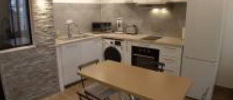 Kylskåp, mikrovågsugn, ugn och spishäll