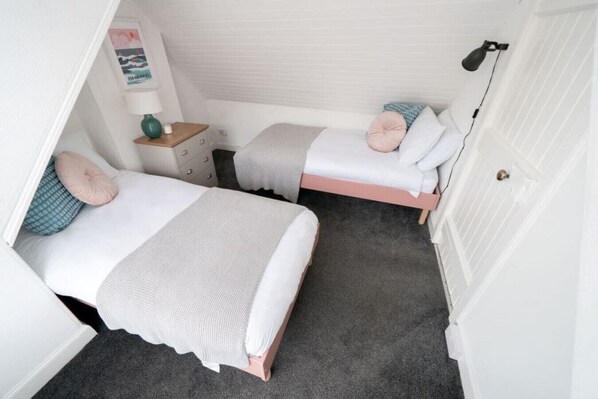 3 chambres, fer et planche à repasser, Wi-Fi, draps fournis