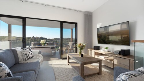 Hilltop Haven – breathtaking ocean and mountain panoramas