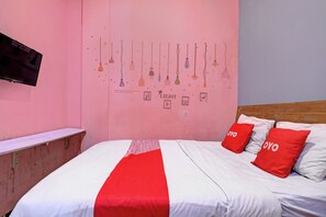 Espacio para trabajar con laptop, wifi gratis y ropa de cama
