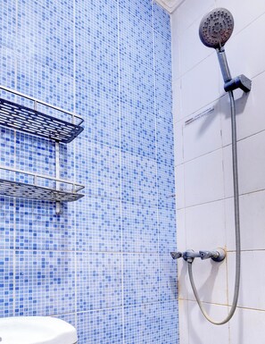 Deluxe Double Room | Bathroom | Shower, towels