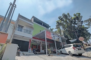 Front of property - OYO Life 92877 Hotel Rainbow 7296 (Semarang)