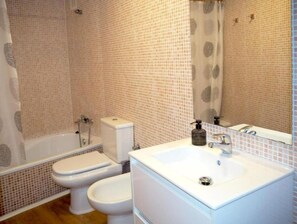 Sèche-cheveux, bidet, serviettes fournies, savon