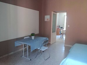 2 Schlafzimmer, Schreibtisch, Bügeleisen/Bügelbrett, Reisekinderbett