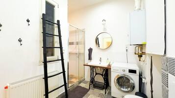 Secador de pelo, toallas, jabón, shampoo