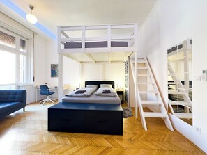 4 bedrooms, desk, iron/ironing board, free WiFi - BP Sky - Spacious four bedroom in central Budapest (Budapest)