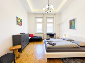 4 bedrooms, desk, iron/ironing board, free WiFi - BP Sky - Spacious four bedroom in central Budapest (Budapest)