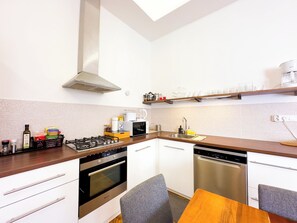 Køleskab, mikrobølgeovn, ovn, kogeplade