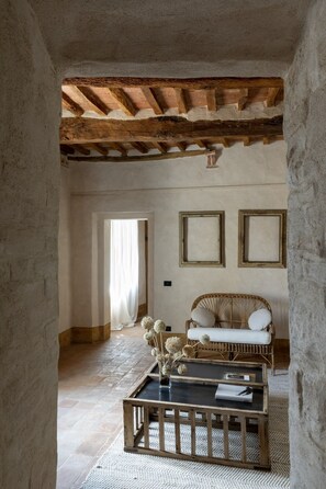 Chimenea, piso con calefacción