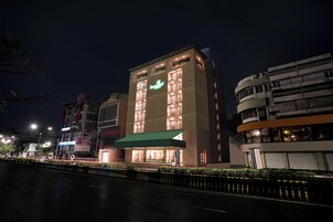 Fachada de la propiedad por la tarde o noche