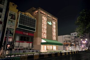 Front of property - evening/night - Lemon Tree Hotel Rajkot (Rajkot)