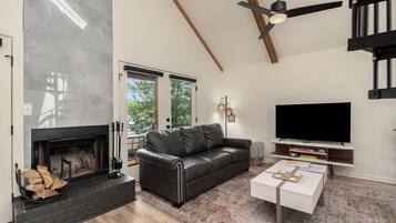 1BR + Loft Lake Chatuge Cabin w/ Mountain Views! (Red Cabin) | Living area