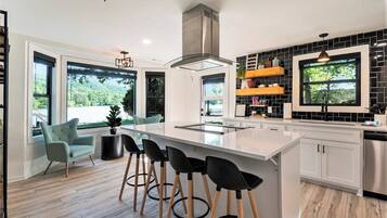 Cabaña familiar | Cocina privada | Frigorífico grande, microondas, horno y placa de cocina