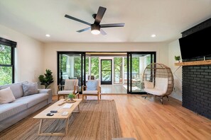 Kabin Deluks | Area keluarga | Smart TV 50-inci dengan saluran TV digital