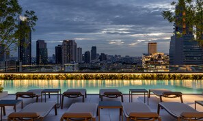 Piscina externa, funciona das 6h às 22h, guarda-sóis, espreguiçadeiras