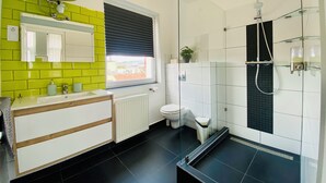 Dusj, hårføner, håndklær og såpe