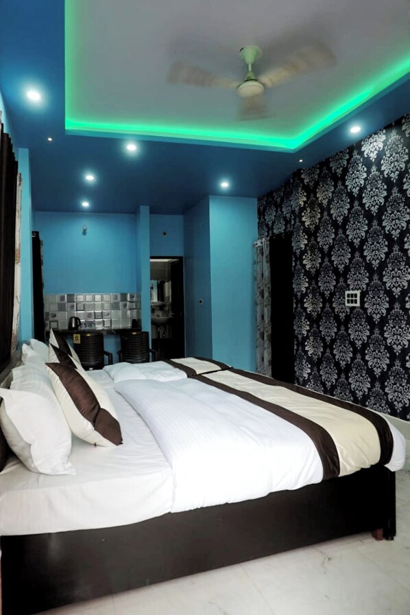 Desk, soundproofing, free WiFi, bed sheets - Goroomgo Shree Hare Rama Hare Varanasi (Varanasi)