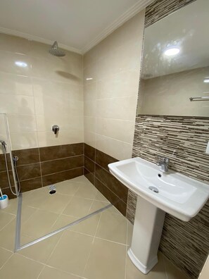 Serviettes fournies, papier toilette