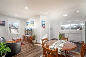 Interior - Paddington Villa 2 - wi-fi, Netflix (Orange)
