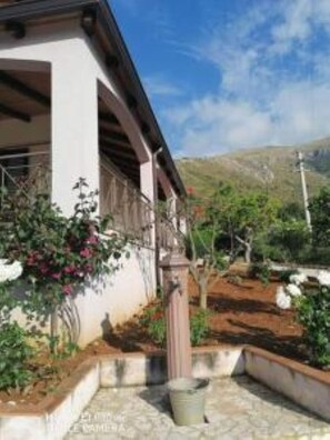 Property grounds - 2 Bedroom Villa in Castellammare del Golfo (Castellammare del Golfo)
