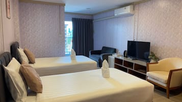 Habitación Deluxe con 2 camas individuales | Escritorio, espacio para trabajar con laptop y ropa de cama