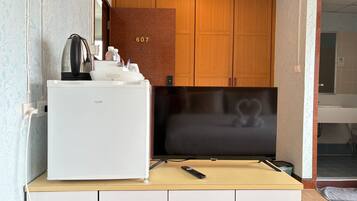 Deluxe Double Room | Desk, laptop workspace, bed sheets