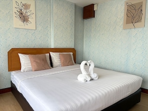 Deluxe Double Room | Desk, laptop workspace, bed sheets - OYO 75446 Travis Inthamara 49 (Bangkok)