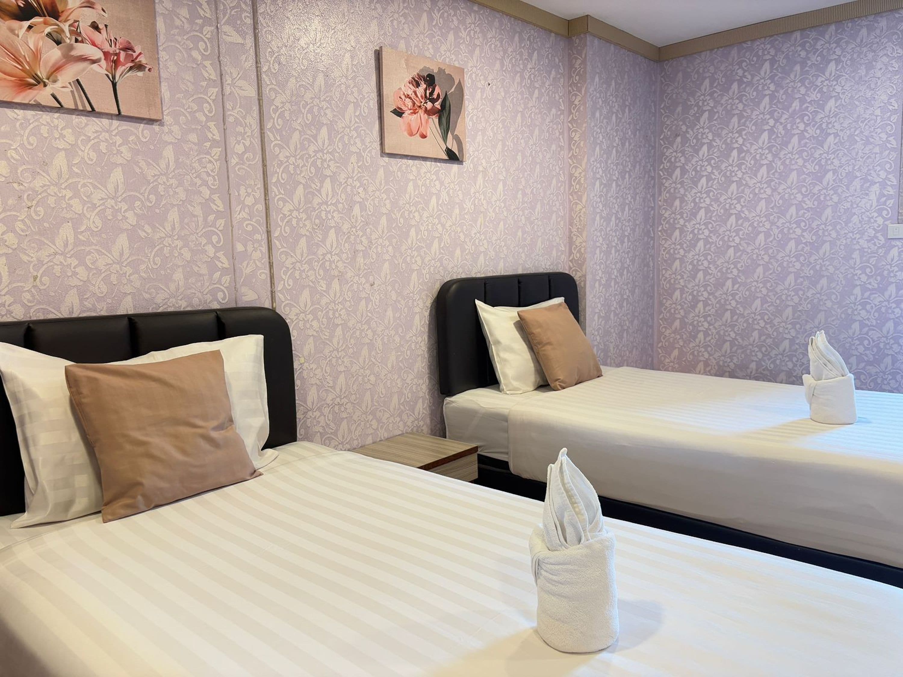 Deluxe Twin kamer | Een bureau, een laptopwerkplek, beddengoed