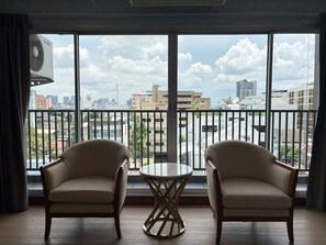 Desk, laptop workspace, bed sheets - OYO 75446 Travis Inthamara 49 (Bangkok)