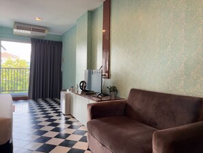 Desk, laptop workspace, bed sheets - OYO 75446 Travis Inthamara 49 (Bangkok)