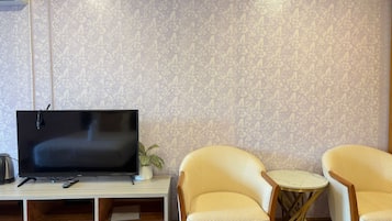 Deluxe Twin Room | Desk, laptop workspace, bed sheets