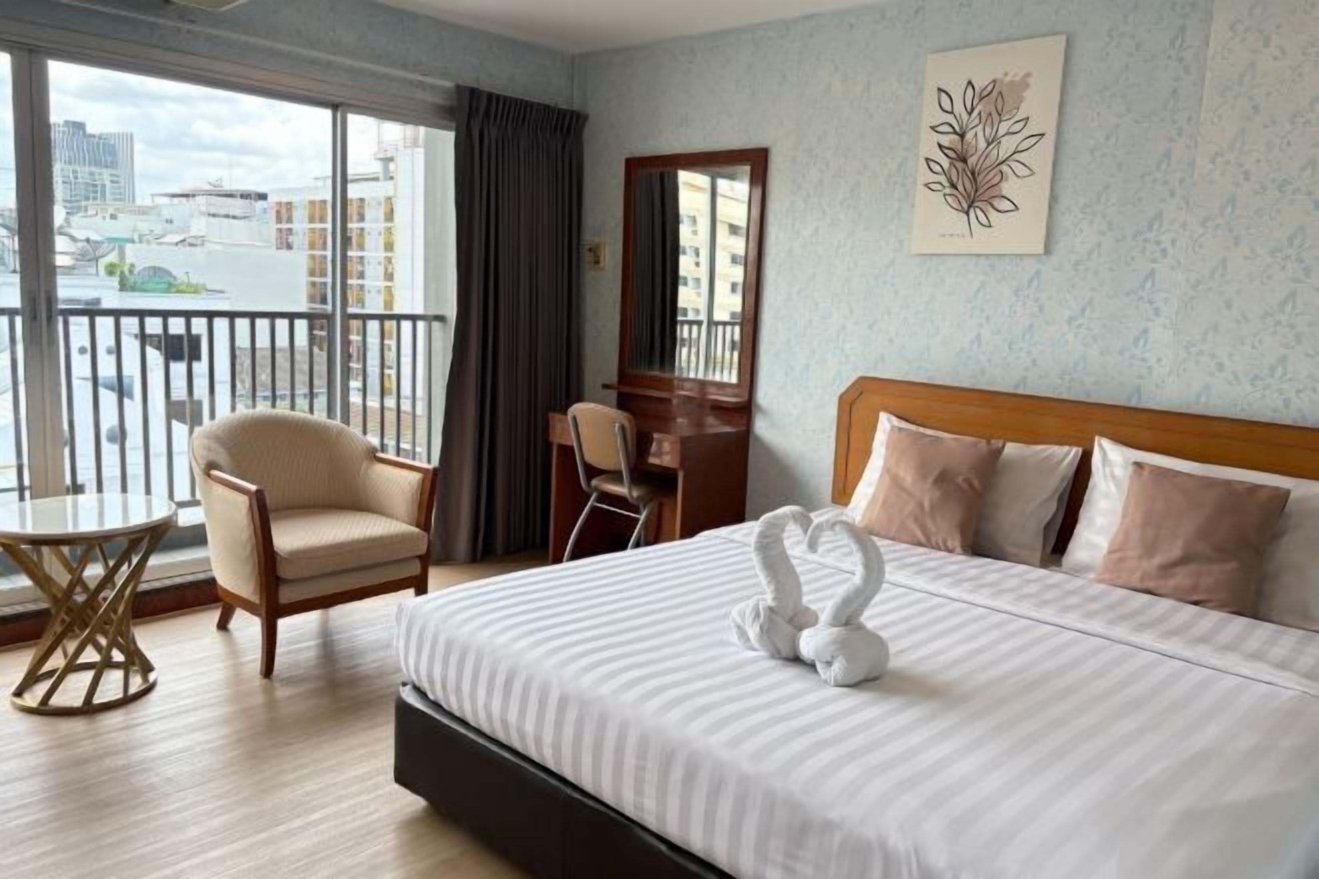 Een bureau, een laptopwerkplek, beddengoed