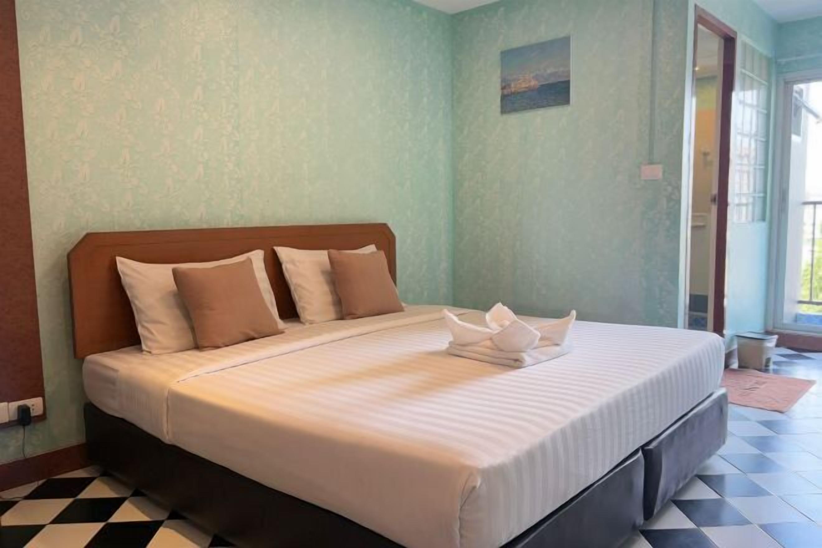 Een bureau, een laptopwerkplek, beddengoed