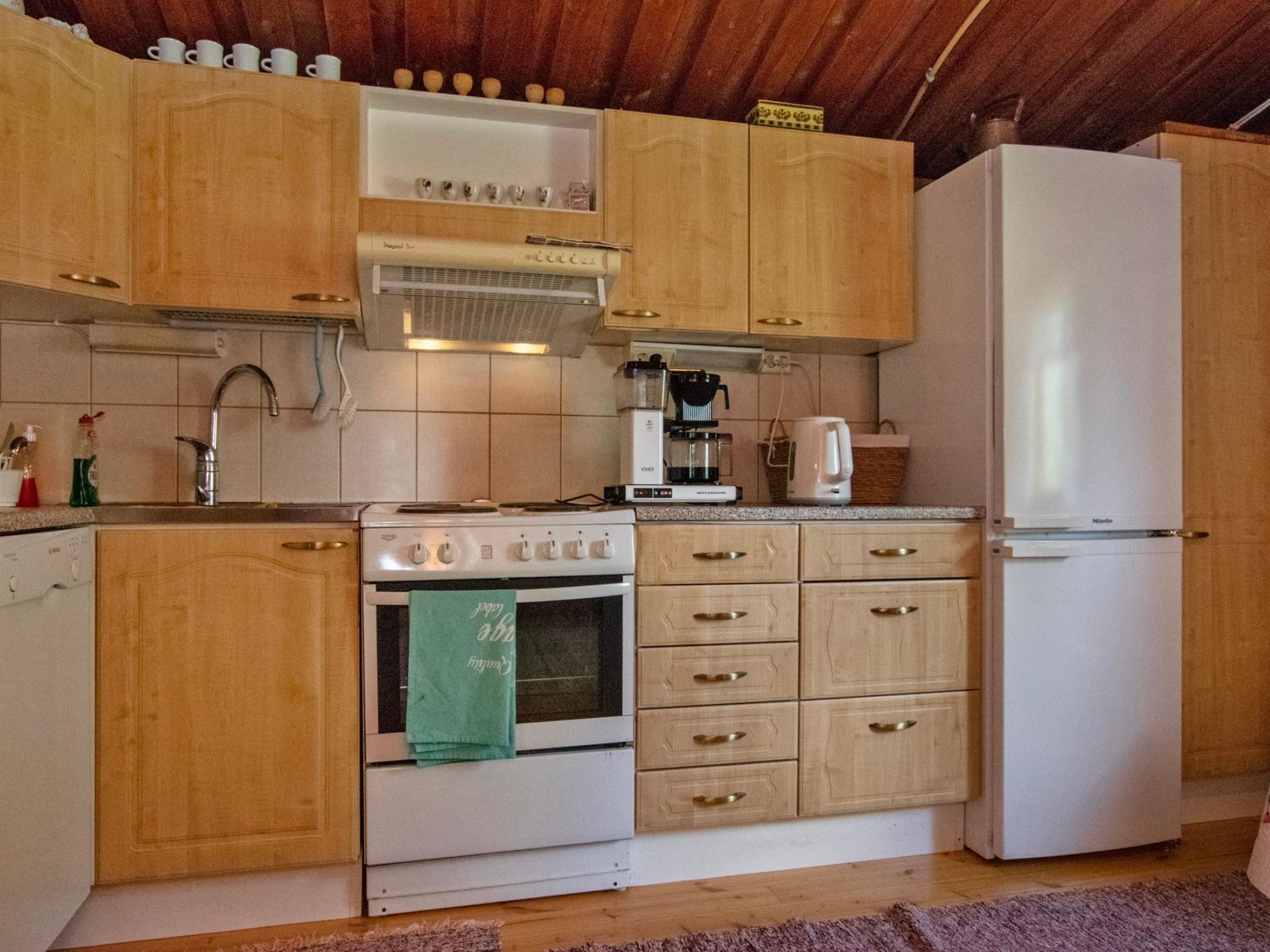 Jääkaappi, mikroaaltouuni, astianpesukone