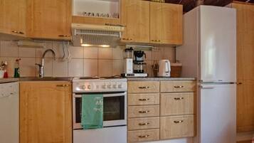 Køleskab, mikrobølgeovn, opvaskemaskine, køkkentøj/tallerkener/redskaber