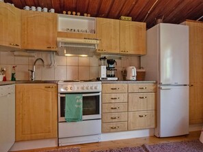 Kylskåp, mikrovågsugn, diskmaskin och grytor/köksredskap