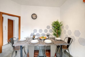 Family Apartment, 3 Bedrooms, Balcony (Appartamento Silvia) | Dining