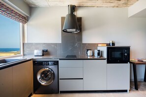 Een koelkast, een microgolfoven, een oven, een broodrooster