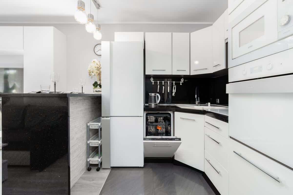 Frigorífico, microondas, horno y placa de cocina